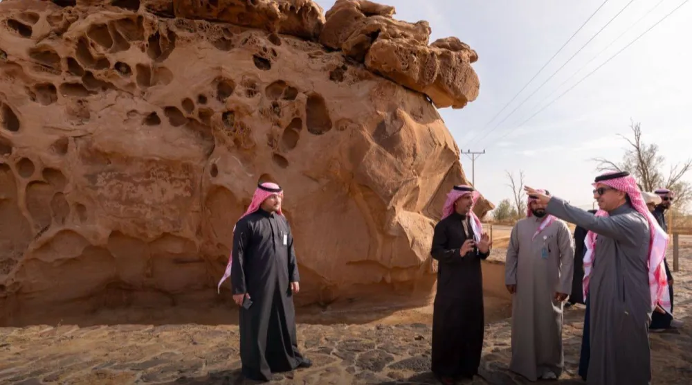 وزير السياحة خلال جولته بحصاة النصلة (صخرة عنترة) في عيون الجواء بالقصيم (الشرق الأوسط)