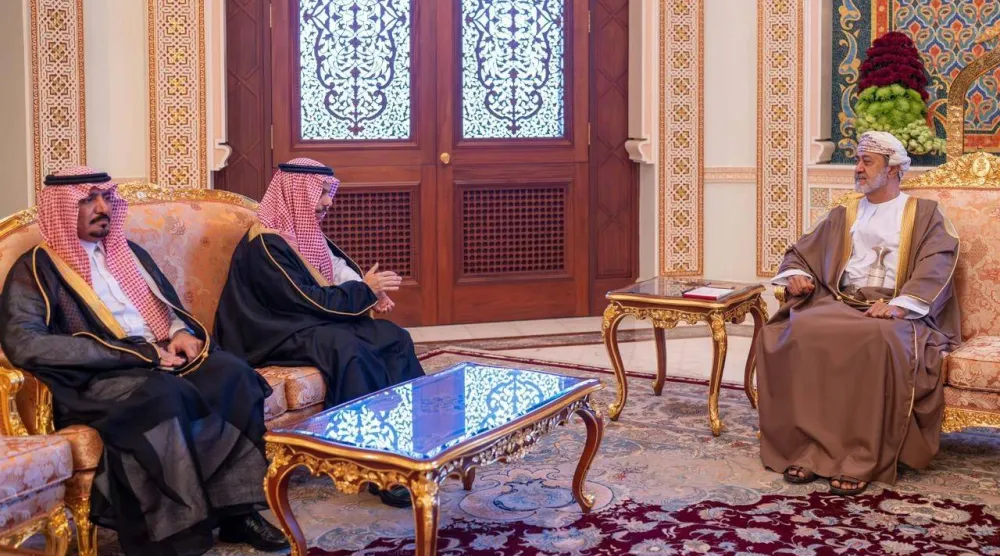سلطان عمان مستقبلاً وزير الخارجية السعودي (الخارجية السعودية)