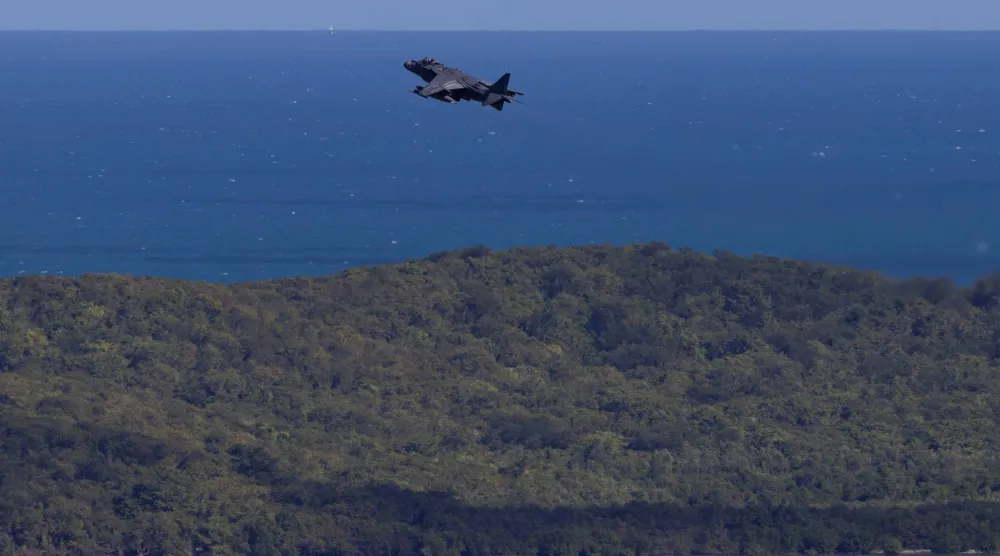 طائرة تابعة لسلاح مشاة البحرية الأميركية تحلق بعد إقلاعها من قاعدة روزفلت رودز البحرية السابقة في بورتوريكو (رويترز)