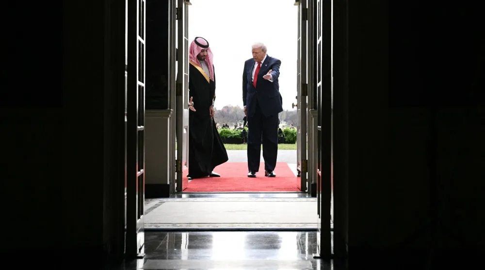 الرئيس الأميركي دونالد ترمب مرحبا بالأمير محمد بن سلمان في البيت الأبيض (أ.ف.ب)