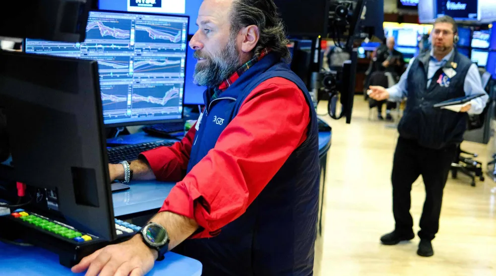 متداول يعمل في بورصة نيويورك (أ.ف.ب)