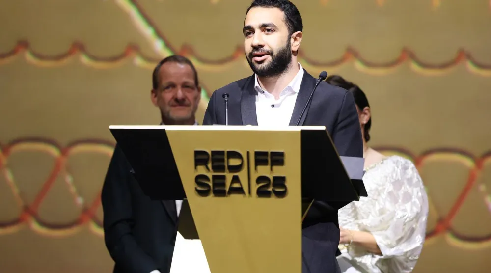 خلال تسلم الجائزة في «مهرجان البحر الأحمر» (إدارة المهرجان)