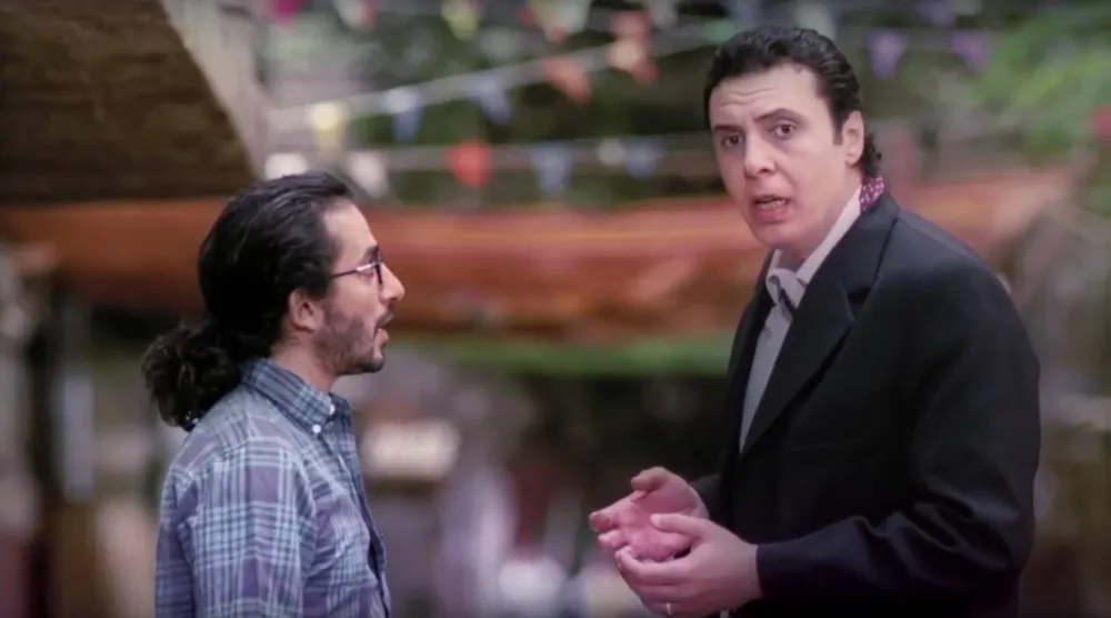 طارق الأمير مع أحمد حلمي في لقطة من فيلم «عسل إسود» (يوتيوب)