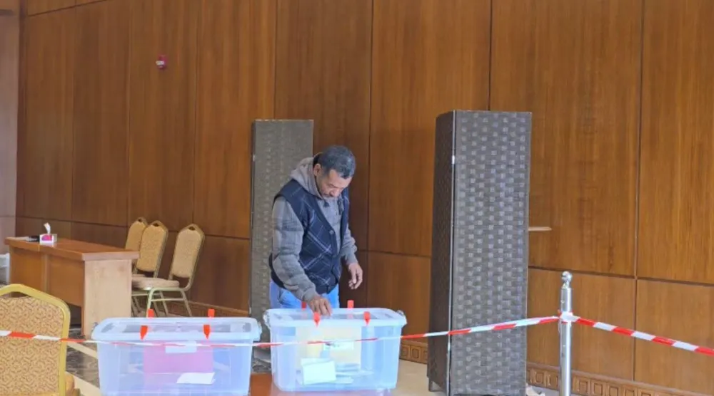 أحد الناخبين بالسفارة المصرية في الأردن مع فتح باب التصويت لانتخابات إعادة المرحلة الأولى بـ19 دائرة بـ«النواب» (تنسيقية شباب الأحزاب والسياسيين)