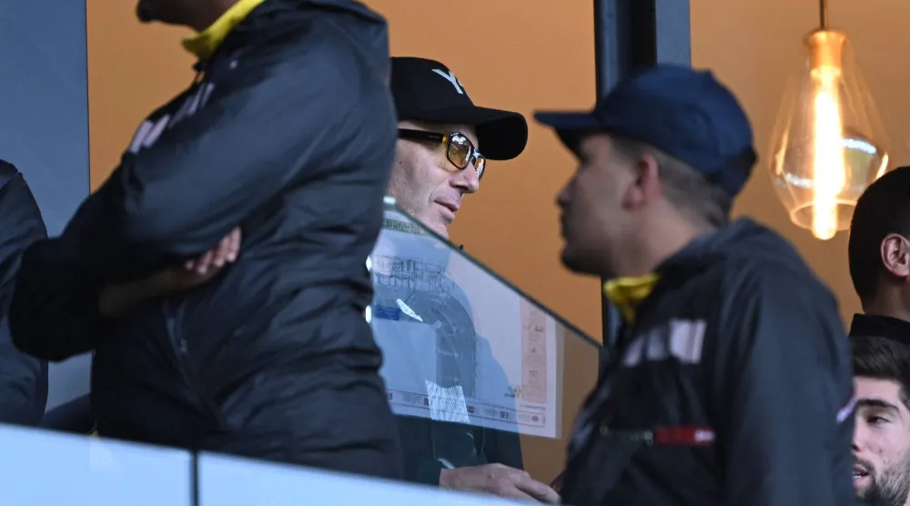 زيدان في مدرجات ملعب مولاي الحسن (أ.ف.ب)