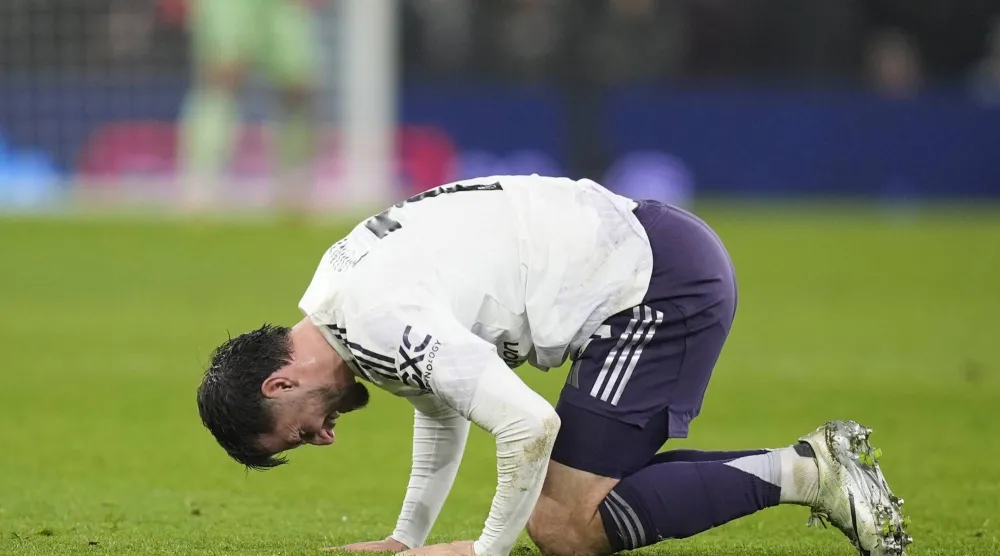 النجم البرتغالي أصيب خلال مواجهة أستون فيلا (إ.ب.أ)