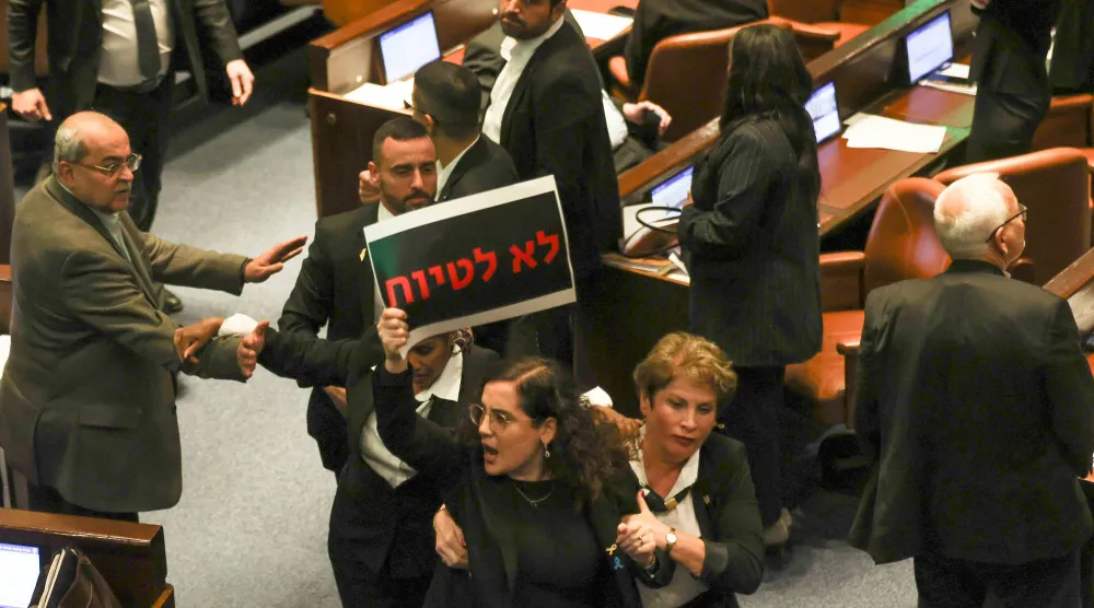نائبة إسرائيلية معارضة ترفع لافتة كُتب عليها «لا تخفوا الحقيقة» في الكنيست الأربعاء (إ.ب.أ)