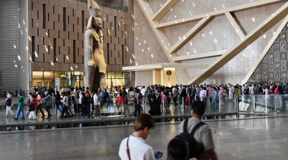 تمثال رمسيس الثاني في بهو المتحف المصري الكبير حيث يمكنك قضاء تنرانزيت في القاهرة بصحبة الأثار المصرية القديمية (وزارة السياحة والآثار المصرية)