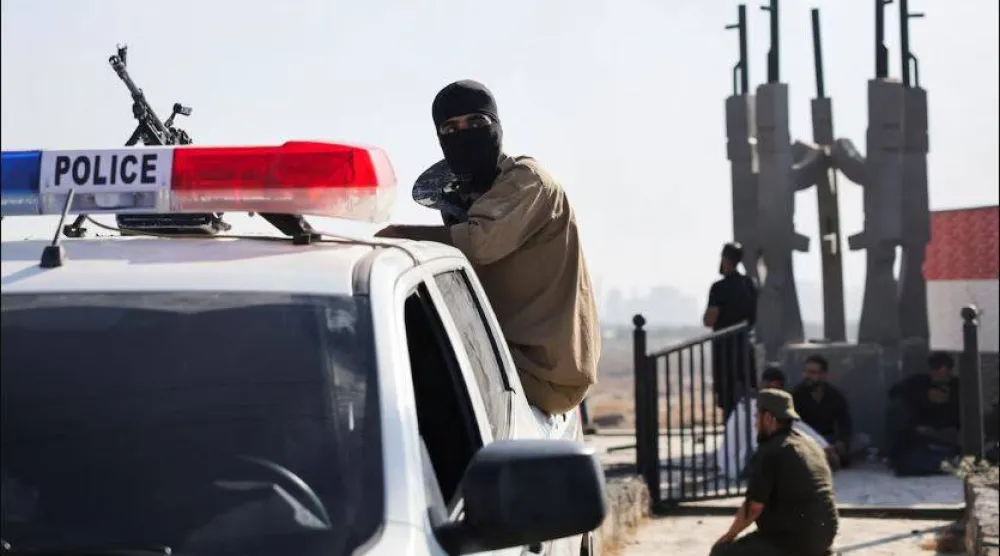 نقطة تفتيش تابعة لقوى الأمن الداخلي السوري في السويداء (رويترز)