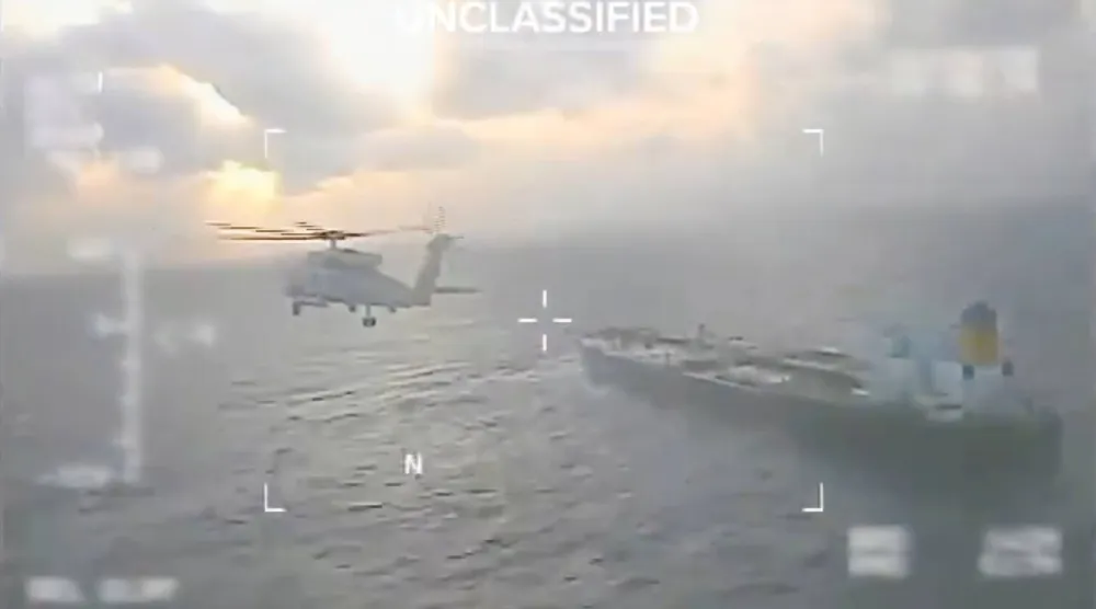 خفر السواحل الأميركي ينتظر وصول قوات إضافية قبل أن يحاول اعتلاء ناقلة نفط مرتبطة بفنزويلا (أ.ف.ب)