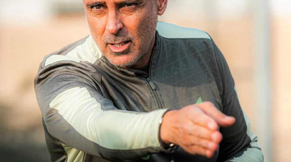 غوميز يوجه لاعبيه خلال التدريبات الأخيرة (نادي الفتح)