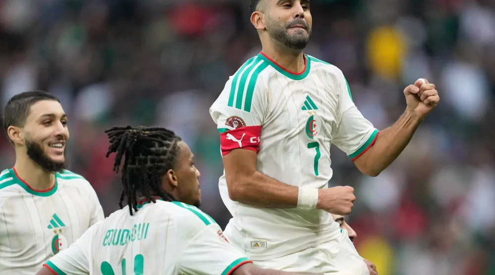 محرز محتفلا بالهدف الأول (أ.ب)