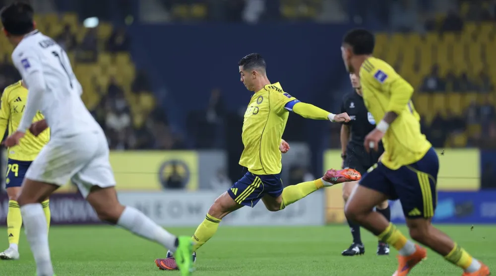 رونالدو يسدد الكرة خلال مباراة الزوراء (تصوير: عبد العزيز النومان)