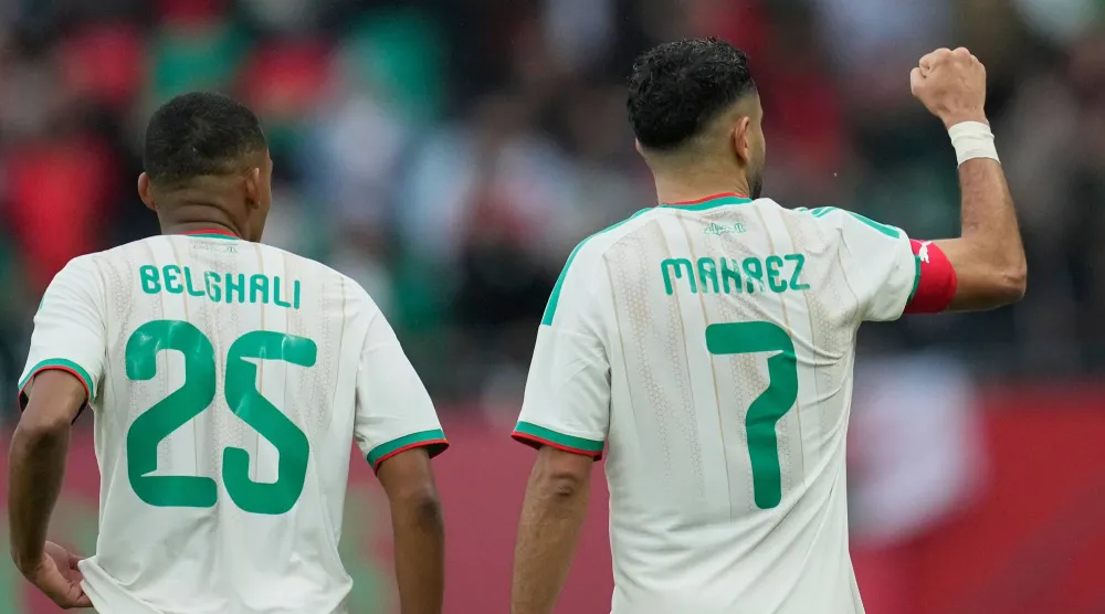 محرز يحتفل بعد تسجيل هدفه الثاني أمام السودان (أ.ب)