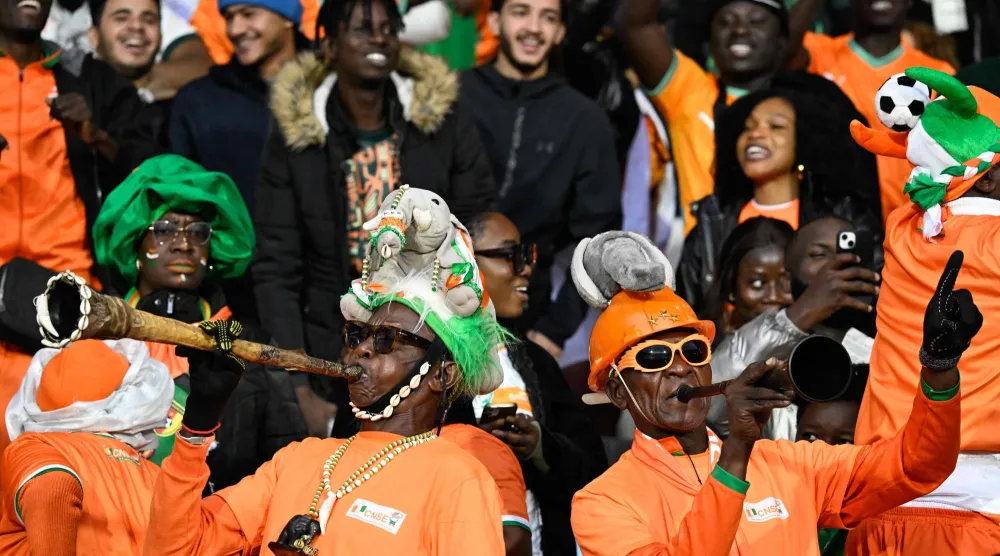 جماهير كوت ديفوار تساند منتخبها في مباراة موزمبيق ضمن كأس أمم أفريقيا (أ.ف.ب)