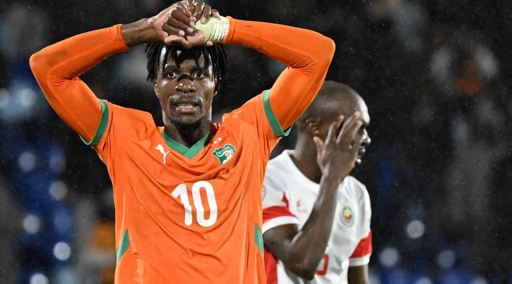 زاها يتحسر على إحدى الفرص المهدرة أمام موزمبيق (أ.ف.ب)