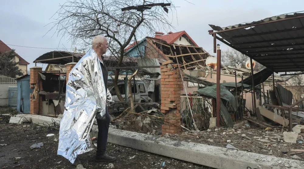 
مواطن أوكراني يتفقد نتائج ضربة روسية في زابوريجيا جنوب شرقي أوكرانيا يوم 19 ديسمبر 2025 (إ.ب.أ)