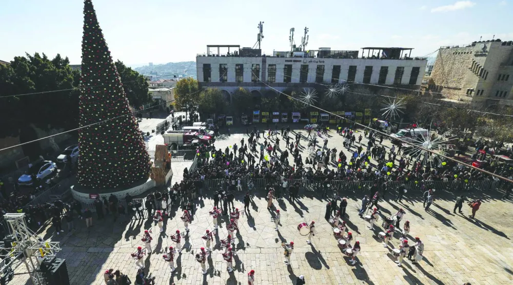 
جانب من احتفالات ليلة عيد الميلاد خارج «كنيسة المهد» في بيت لحم بالضفة الغربية أمس (أ.ف.ب)
