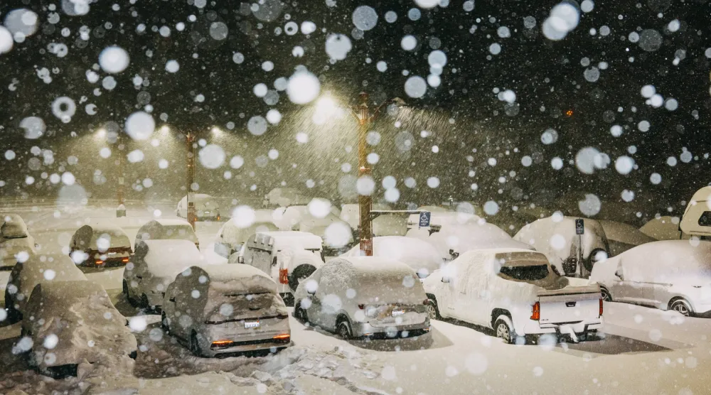 ضربت أولى موجات الثلج منطقة جبال ماموث في كاليفورنيا (أ.ب)