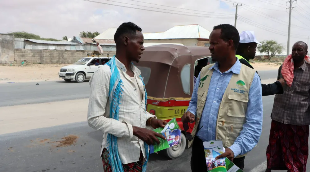 عضوان من حزب العدالة والوحدة خلال حملة انتخابية في مقديشو (إ.ب.أ)