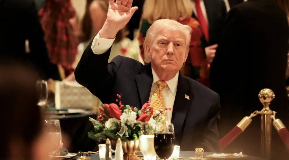 الرئيس ترمب خلال احتفاله بعيد الميلاد في مقر إقامته في مارالاغو بولاية فلوريدا (رويترز)