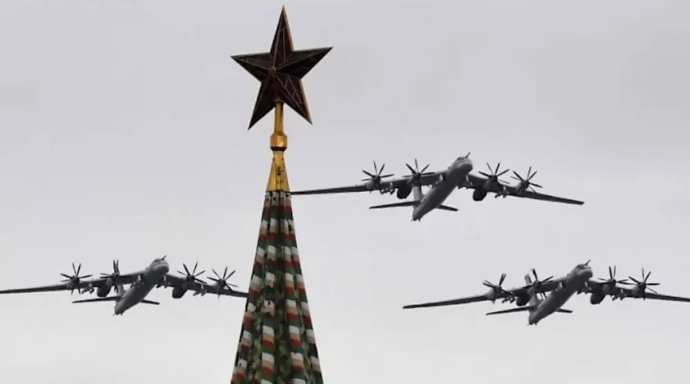 قاذفات القنابل الاستراتيجية الروسية من طراز «توبوليف تو - 95 إم إس» تحلق فوق الكرملين والساحة الحمراء في وسط موسكو في 9 مايو 2020 (أرشيفية - أ.ف.ب)