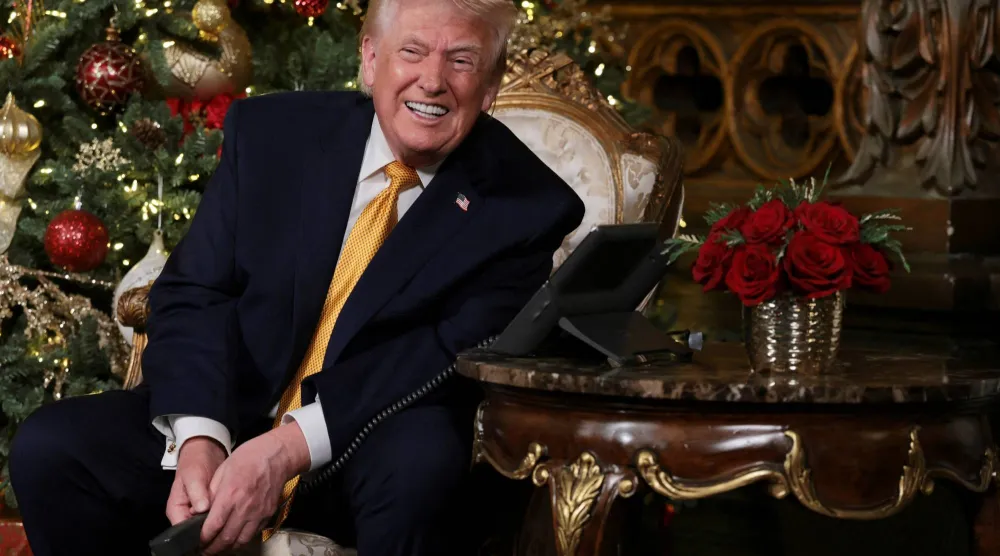 الرئيس الأميركي دونالد ترمب يشارك في مكالمات هاتفية لتتبع بابا نويل عشية عيد الميلاد من منتجع مارالاغو في بالم بيتش بفلوريدا (رويترز)