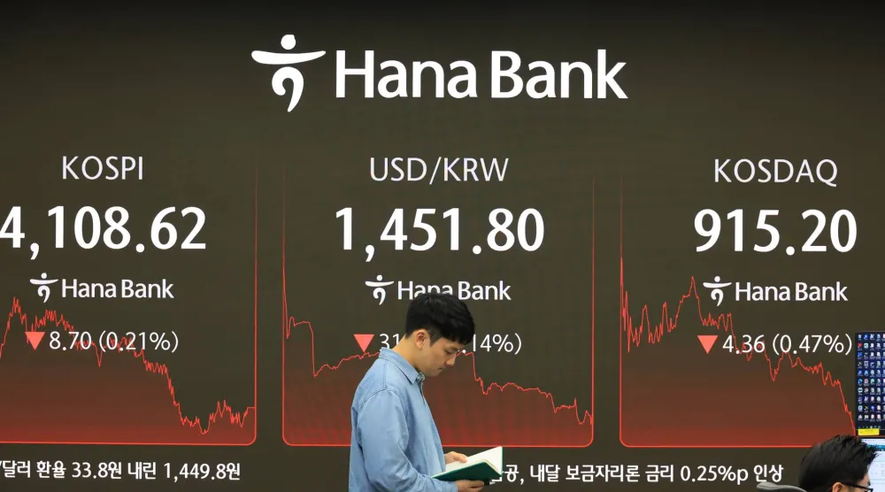 من داخل قاعة التداول ببنك هانا في سيول (إ.ب.أ)