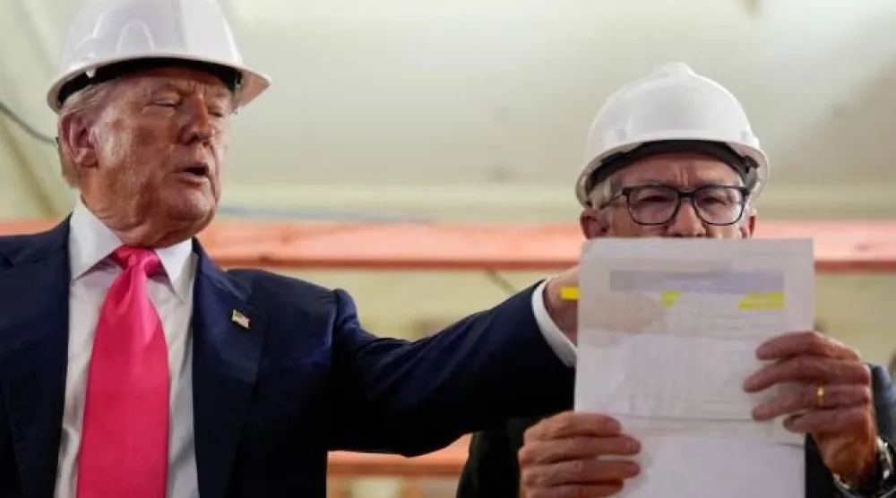 دونالد ترمب وجيروم باول خلال جولة في مبنى «الاحتياطي الفيدرالي» في واشنطن 24 يوليو الماضي (رويترز)