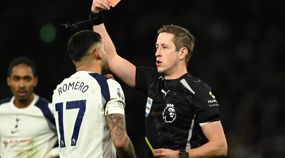 كريستيان روميرو لحظة تعرضه للطرد (رويترز)