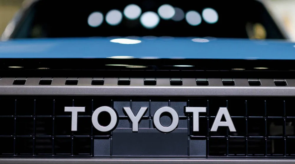 شعار «تويوتا» على مركبة «لاند كروزر» في معرض السيارات «أوتو موبيلتي إل إيه» في لوس أنجليس (رويترز)