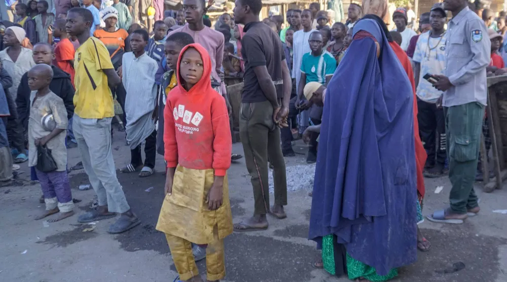 تجمّع السكان بالقرب من موقع التفجير الذي استهدف مسجداً في سوق غامبورو بمدينة مايدوغوري يوم 24 ديسمبر 2025... وأفاد شهود عيان ومصادر أمنية «وكالة الصحافة الفرنسية» بأن انفجاراً هزّ مسجداً بمدينة مايدوغوري شمال شرقي نيجيريا (أ.ف.ب)