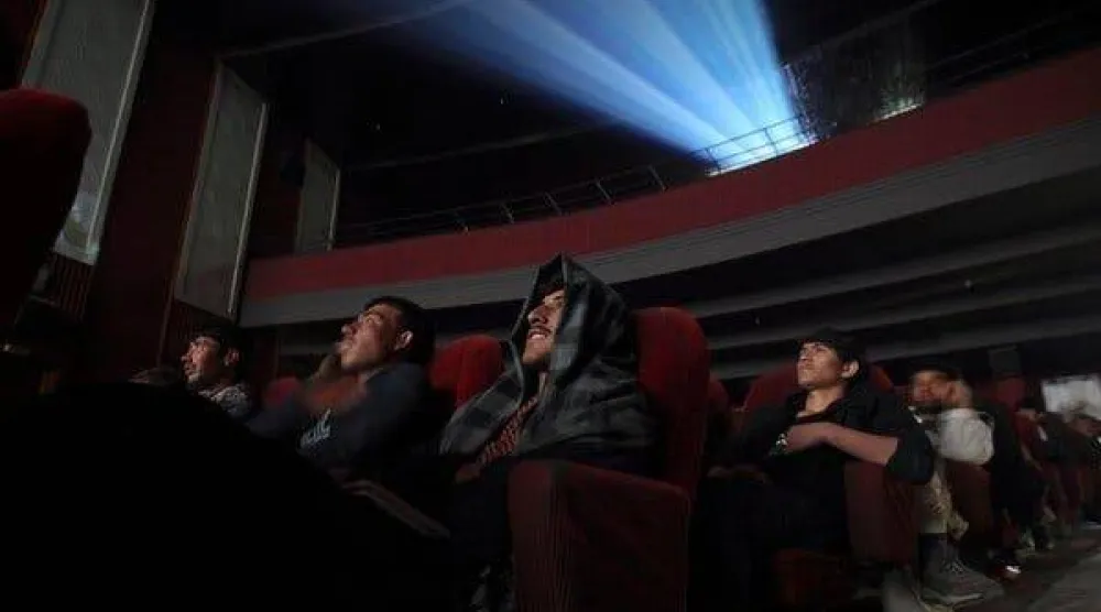 مشاهدة فيلم بوليوودي في سينما أريانا بكابل عام 2012 (رويترز)