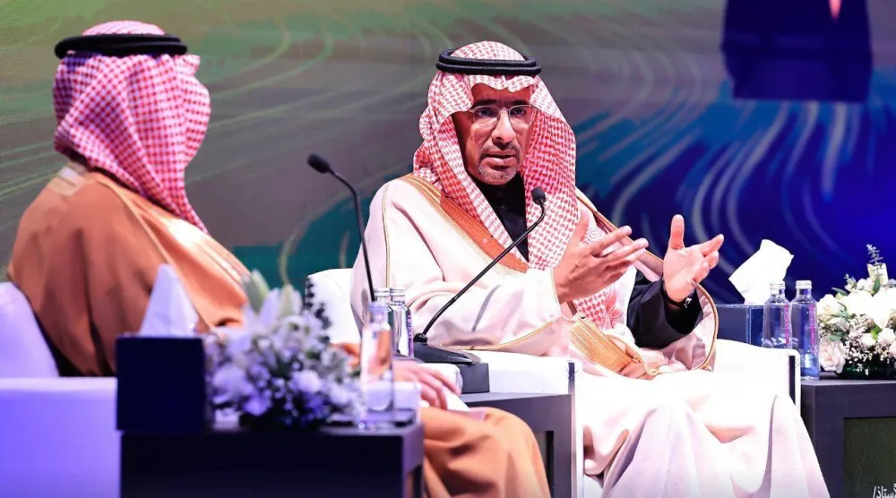 وزير الصناعة متحدثاً للحضور في مجلس صناعيي الرياض الثامن (الشرق الأوسط)