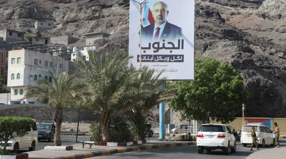 لوحة في عدن تعرض صورة عيدروس الزبيدي رئيس «المجلس الانتقالي الجنوبي» الداعي للانفصال (رويترز)
