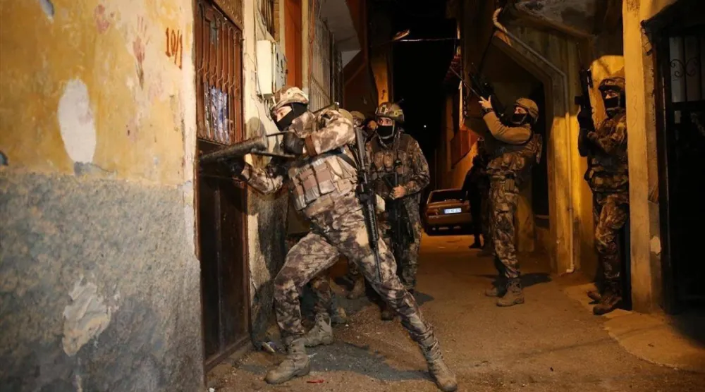 عناصر من قوات مكافحة الإرهاب التابعة لمديرية أمن إسطنبول خلال مداهمة لمنزل يقيم به عناصر من «داعش» (الداخلية التركية)