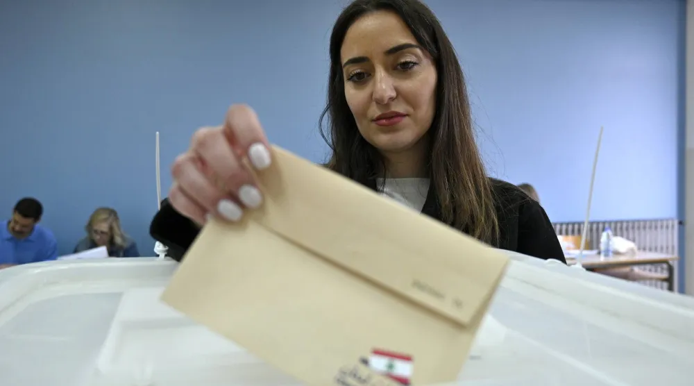 ناخبة تدلي بصوتها في منطقة الشوف في الانتخابات المحلية الأخيرة في مايو 2024 (أرشيفية - إ.ب.أ)