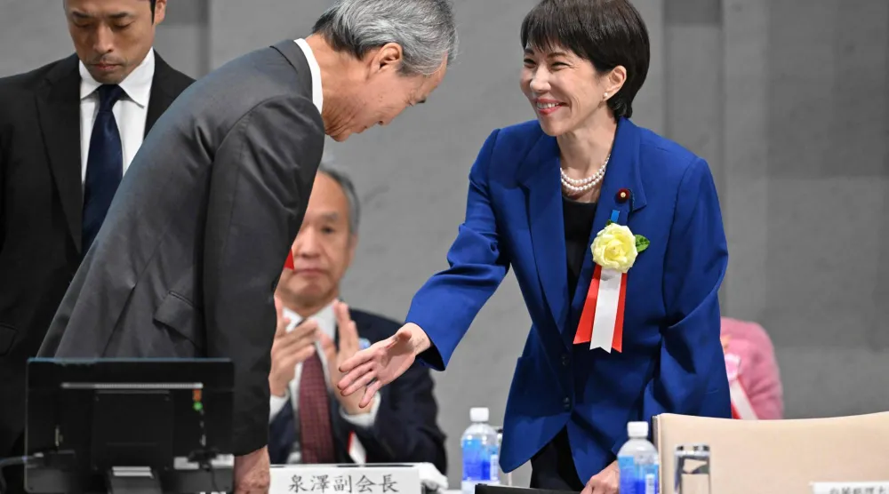 رئيس اتحاد «كيدانرين» للعمال يستقبل رئيسة الوزراء اليابانية ساناي تاكايتشي لدى زيارتها لمؤتمر الاتحاد في العاصمة طوكيو (أ.ف.ب)