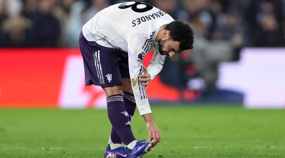 النجم البرتغالي أصيب خلال مواجهة أستون فيلا (رويترز)