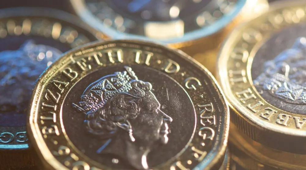 عملات معدنية من الجنيه الإسترليني (رويترز)