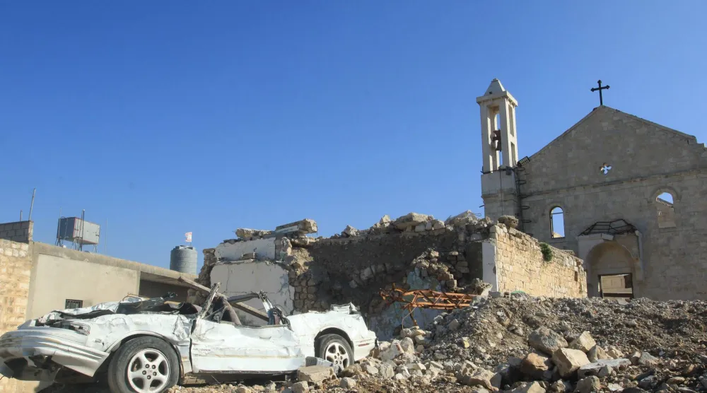 لقطة عامة تظهر الدمار اللاحق بكنيسة سان جورج في بلدة يارون الحدودية مع إسرائيل بجنوب لبنان (أ.ف.ب)