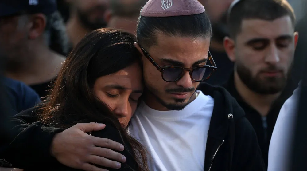 حضر المشيعون جنازة دان إلكيام الشاب اليهودي الفرنسي البالغ من العمر 27 عاماً الذي هاجر إلى أستراليا وقُتل في حادث إطلاق نار خلال احتفال بعيد الأنوار (حانوكا) على شاطئ بوندي في سيدني بأشدود بإسرائيل 25 ديسمبر 2025 (رويترز)