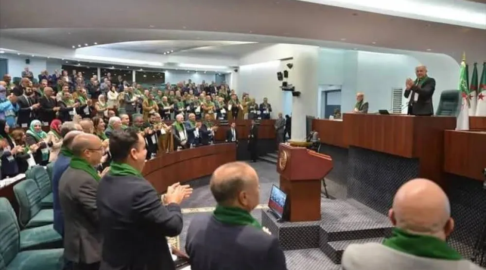 تصفيق في البرلمان الجزائري عقب التصويت على قانون تجريم الاستعمار (البرلمان)