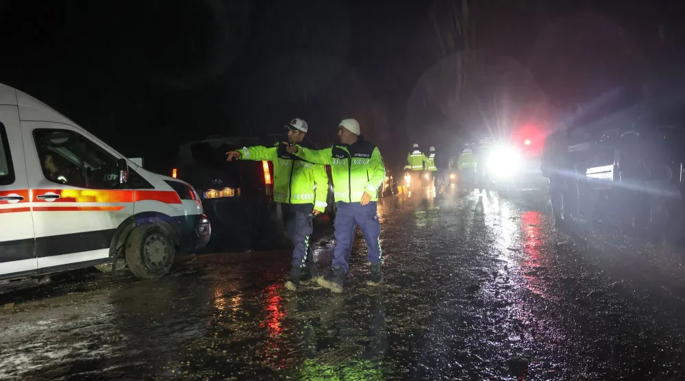 فرق الإسعاف والإنقاذ التركية في موقع تحطم طائرة رئيس الأركان التركي عقب سقوطها مساء الثلاثاء الماضي (أ.ف.ب)