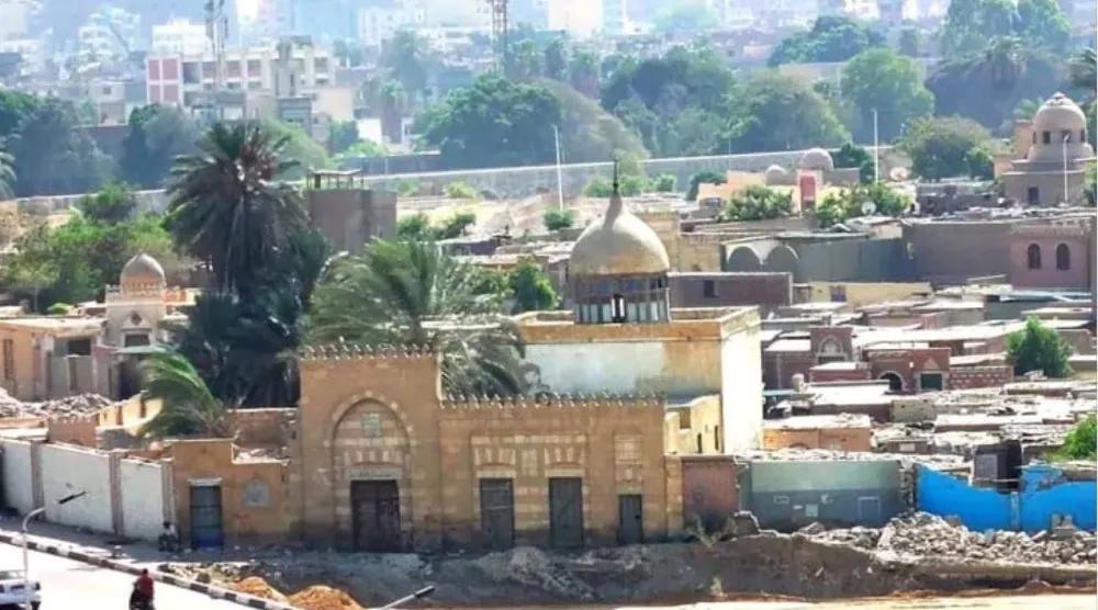 الضريح الذي دُفن فيه أحمد شوقي يخص عائلة زوجته (صفحة «جبانات مصر» على «فيسبوك»)