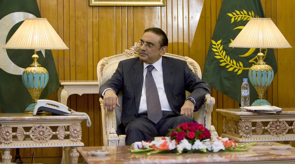 تظهر الصورة للرئيس الباكستاني آصف علي زرداري بالقصر الرئاسي في إسلام آباد (د.ب.أ)