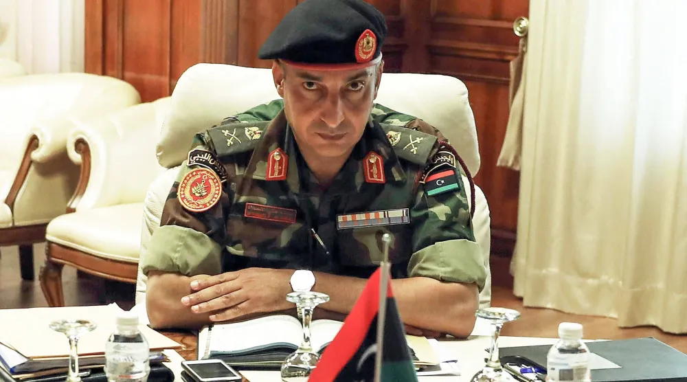 مصرع الفريق محمد الحداد أثار الكثير من التساؤلات داخل الشارع الليبي (أ.ف.ب)