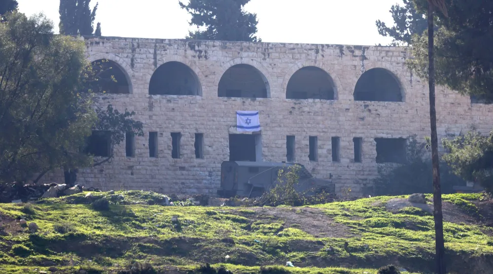 آلية عسكرية إسرائيلية في مستوطَنة سنور قرب مدينة جنين بالضفة الغربية المحتلة يوم الخميس (إ.ب.أ)