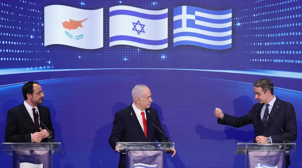 رئيس الوزراء الإسرائيلي بنيامين نتنياهو ونظيره اليوناني كيرياكوس ميتسوتاكيس والرئيس القبرصي نيكوس خريستودوليدس خلال مؤتمر صحافي مشترك عقب مباحثاتهم في إسرائيل 22 ديسمبر (أ.ف.ب)