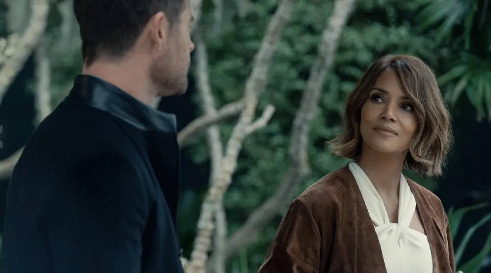 كريس همسوورث وهالي بَري في «جريمة 101» (أمازون - م ج م)